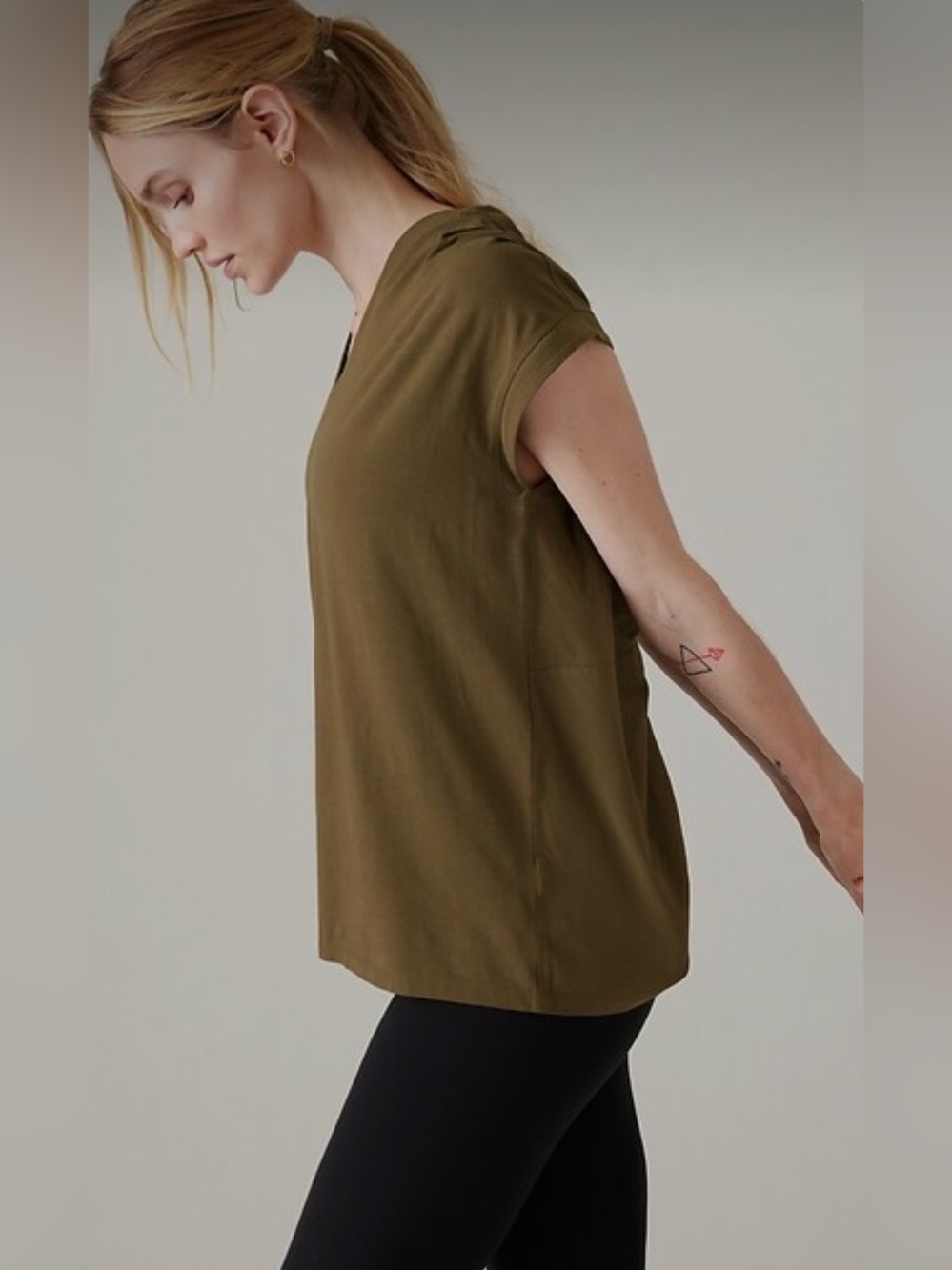 Athleta Outbound Twist Tee | Acacia Olive | M